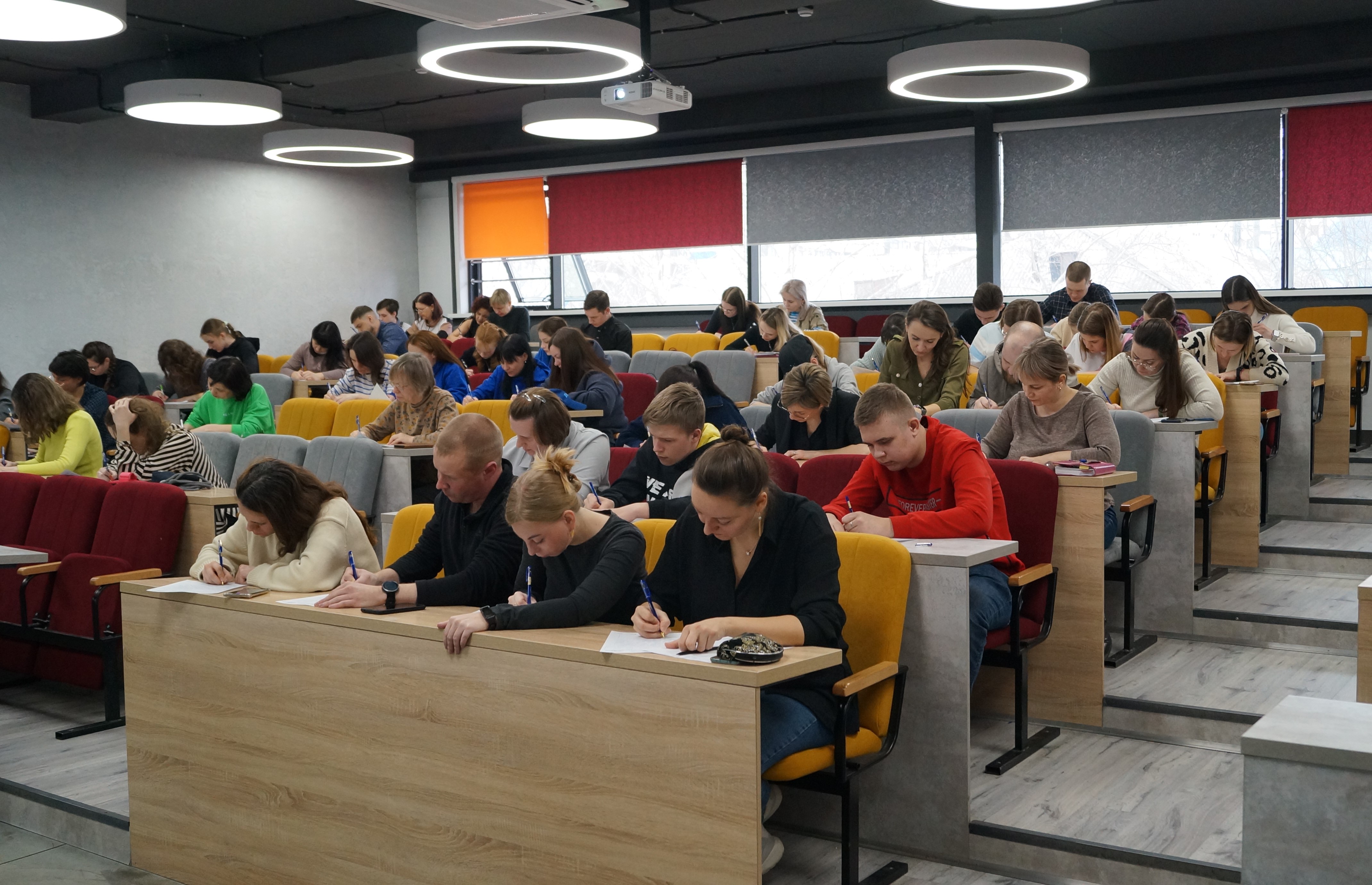 Барнаульцы проверили свою грамотность на Тотальном диктанте.
