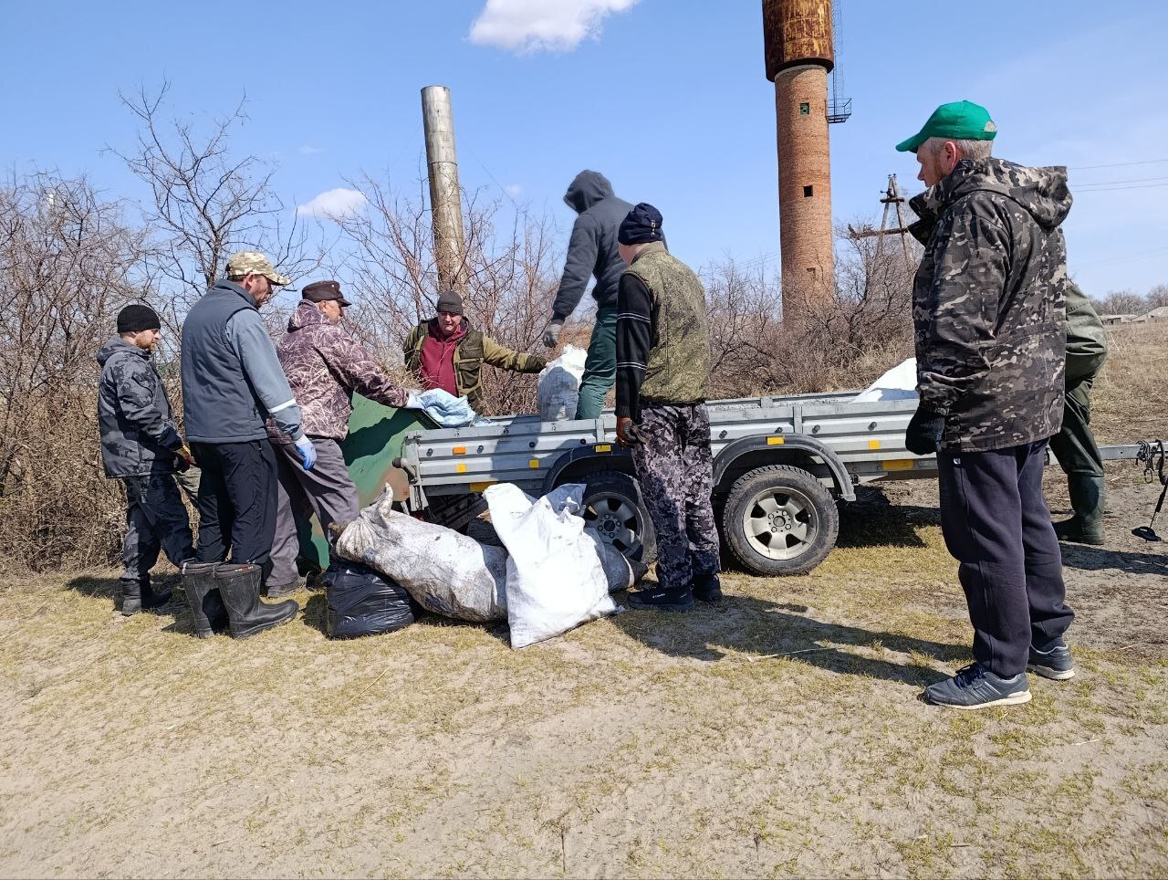 В Ключах жители убрали берег озера.