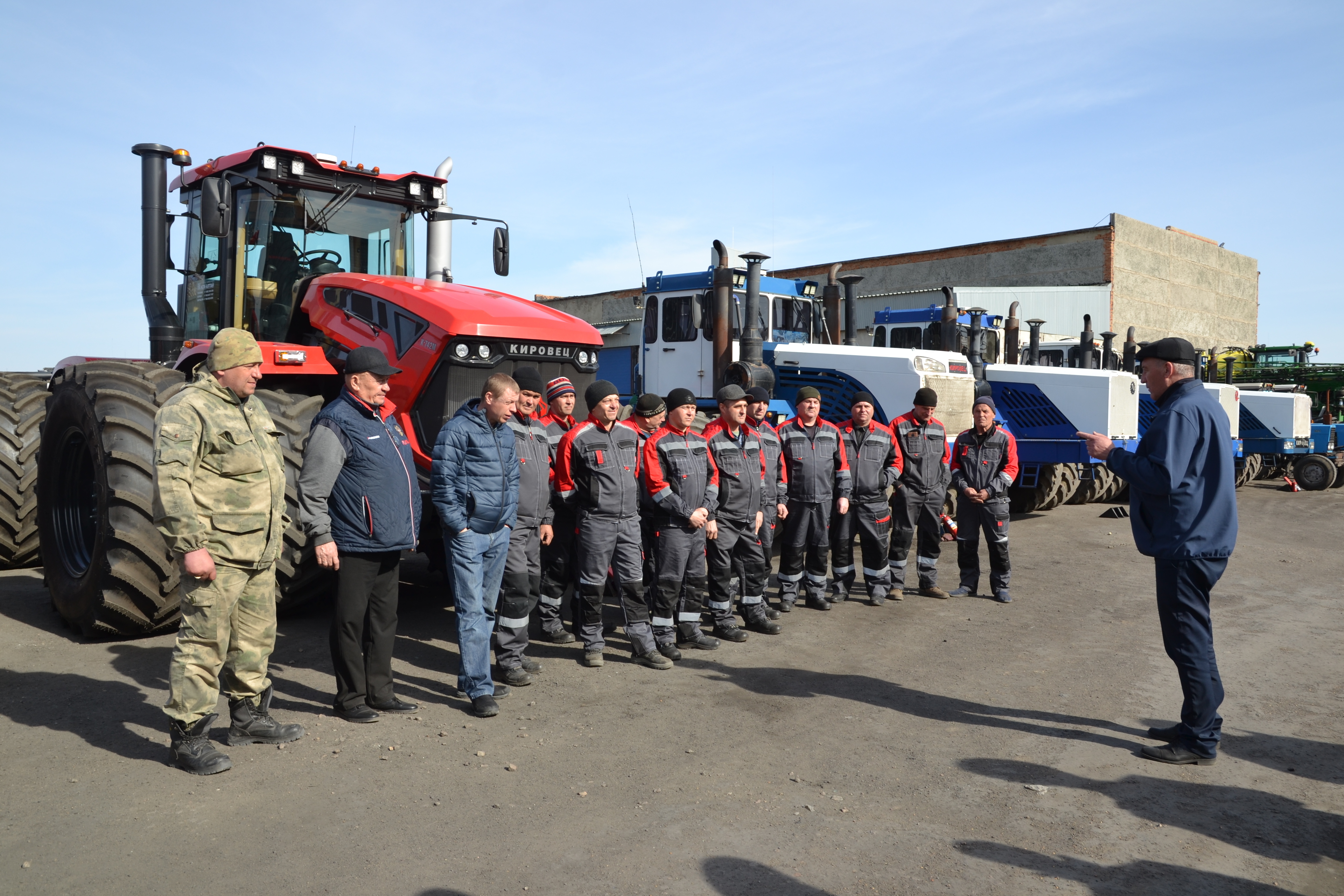 В Ключах провели показательный годовой технический осмотр тракторов.