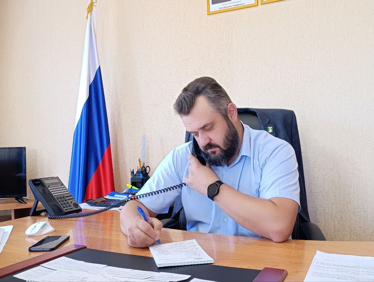 Сегодня глава района Денис Леснов провёл прямую телефонную линию.