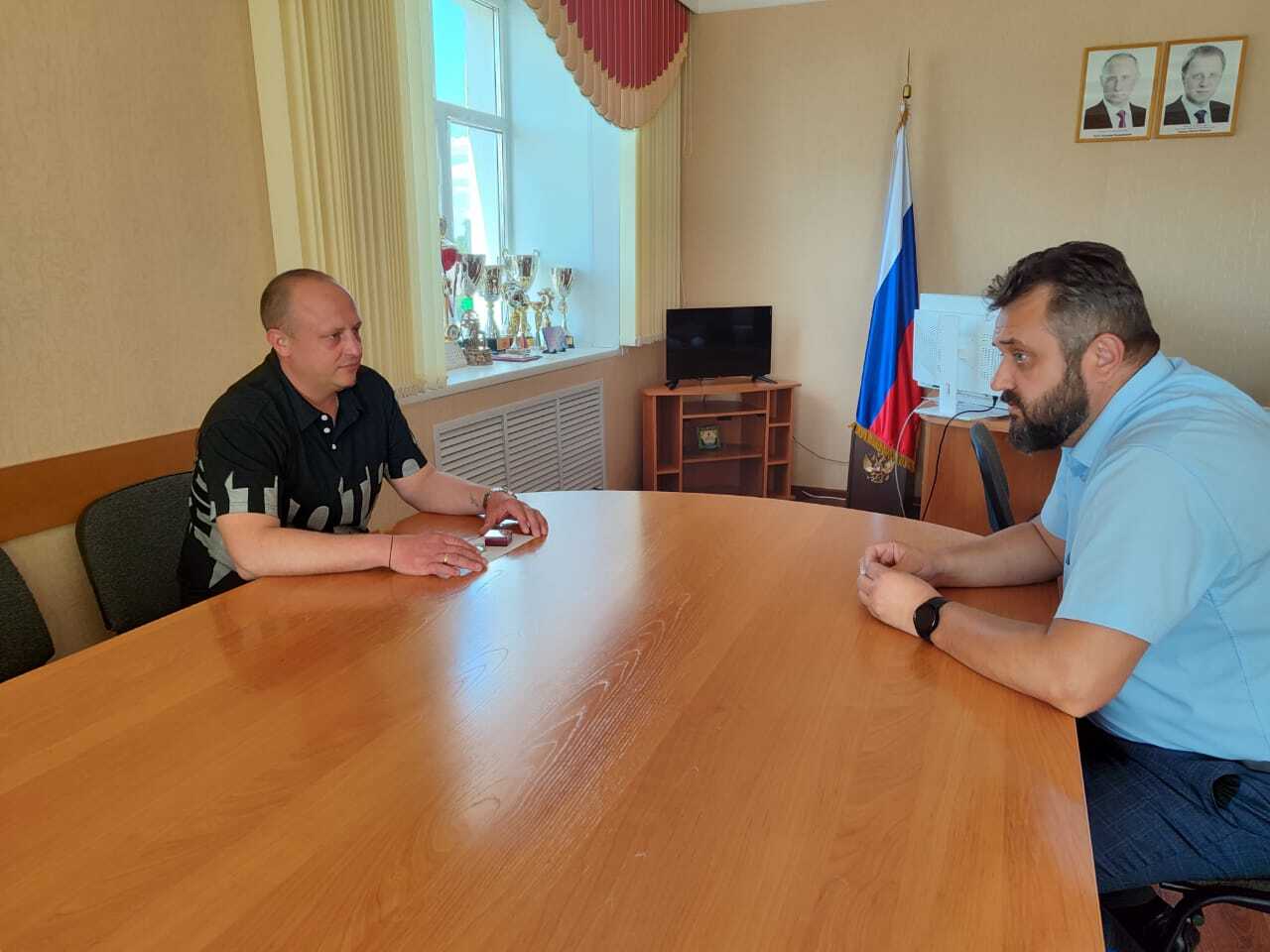 Глава района Денис Леснов встретился с участником СВО.