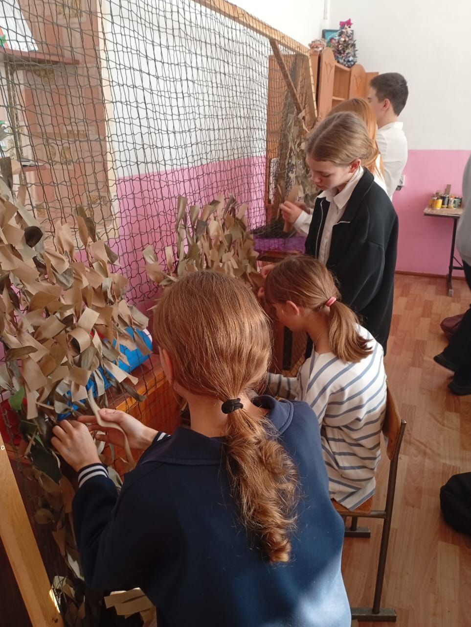 Ученики Ключевской школы своими руками создают помощь для наших бойцов.