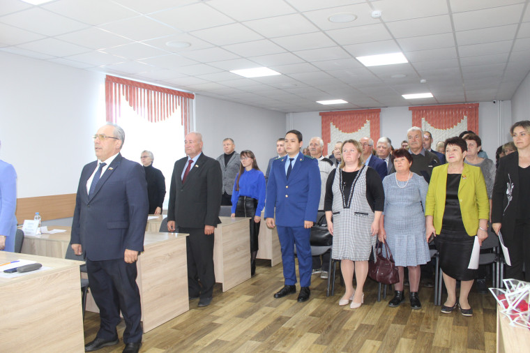 Сегодня в актовом зале Администрации района состоялась торжественная сессия депутатов районного Собрания депутатов. Сегодня в актовом зале Администрации района состоялась торжественная сессия депутатов районного Собрания депутатов.
